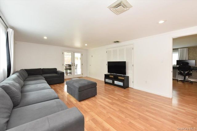 18 Cumberland Street, Rockville Centre, NY 11570