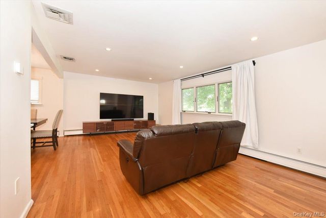 18 Cumberland Street, Rockville Centre, NY 11570