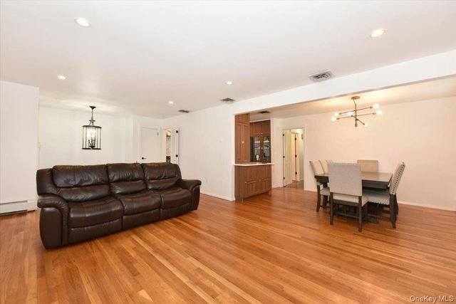 18 Cumberland Street, Rockville Centre, NY 11570