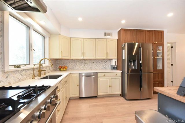 18 Cumberland Street, Rockville Centre, NY 11570