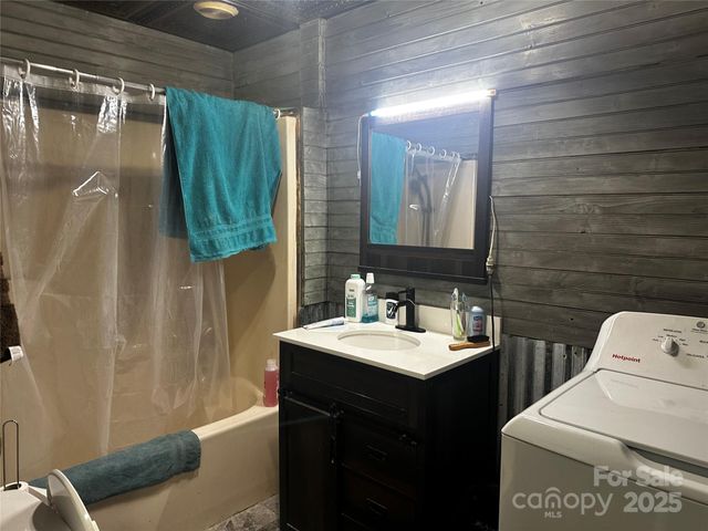 321 Raccoon Branch Road, Green Mountain, NC 28740