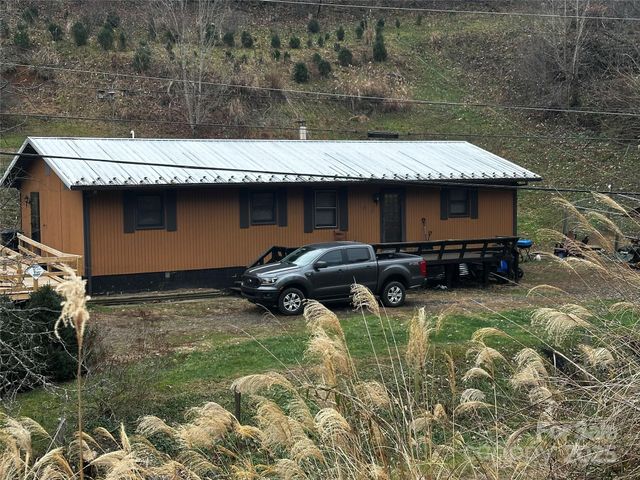 321 Raccoon Branch Road, Green Mountain, NC 28740