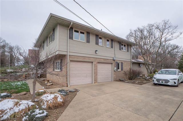 7416 Woodcrest Avenue NE, Canton, OH 44721