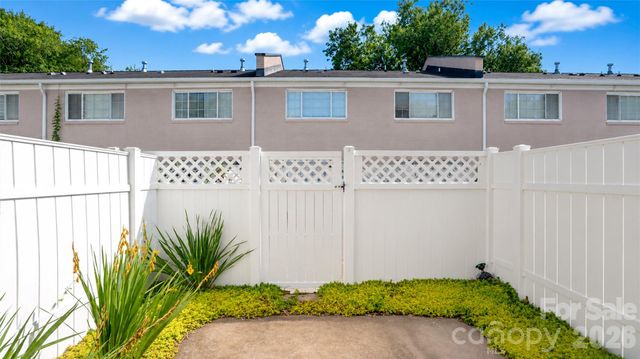 1224 Green Oaks Lane F, Charlotte, NC 28205