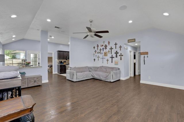 2514 S Mission Circle, Friendswood, TX 77546