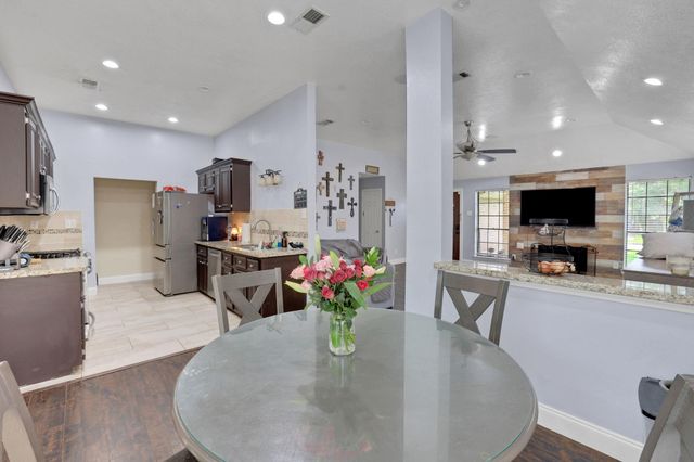 2514 S Mission Circle, Friendswood, TX 77546