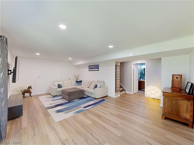 1223 Selena Grove, Green, OH 44685