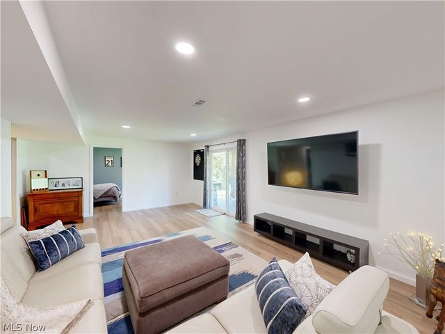 1223 Selena Grove, Green, OH 44685