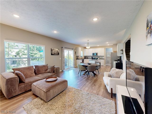 1223 Selena Grove, Green, OH 44685