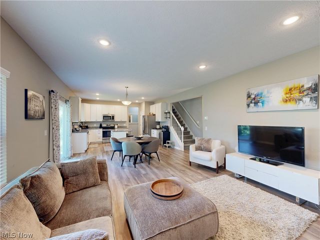 1223 Selena Grove, Green, OH 44685