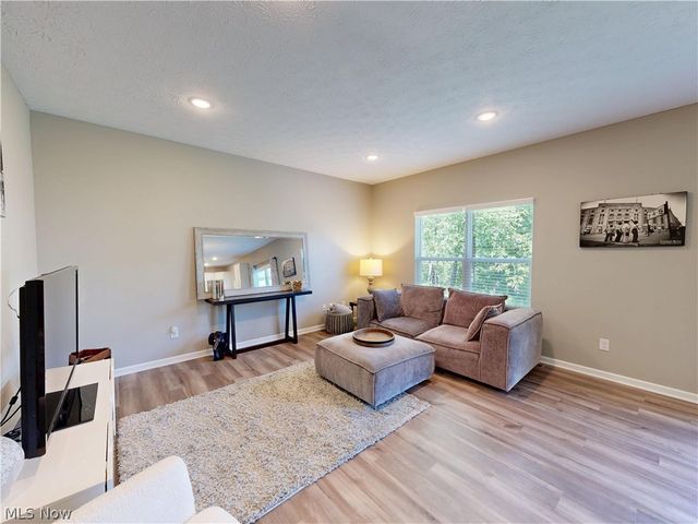 1223 Selena Grove, Green, OH 44685