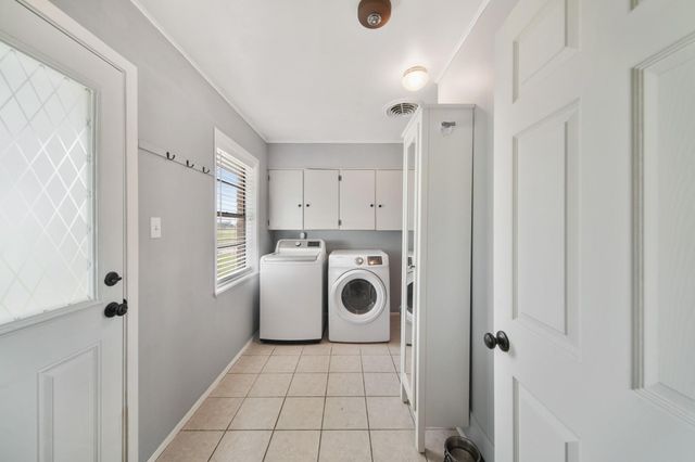 2303 Perryman Avenue, Palacios, TX 77465