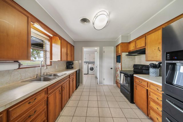 2303 Perryman Avenue, Palacios, TX 77465