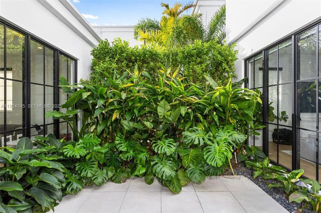 895 NE 76th St, Miami, FL 33138