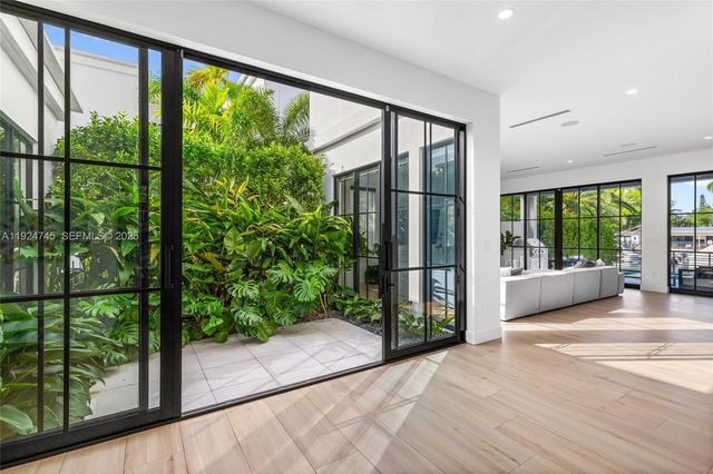 895 NE 76th St, Miami, FL 33138