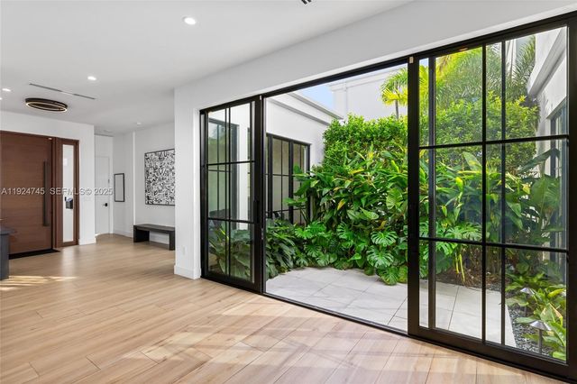 895 NE 76th St, Miami, FL 33138