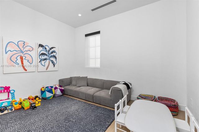 895 NE 76th St, Miami, FL 33138