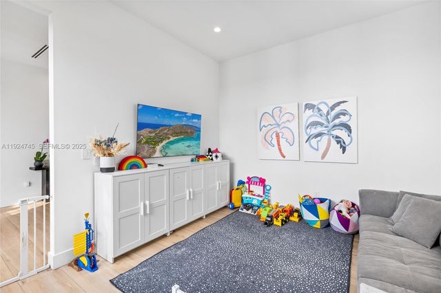 895 NE 76th St, Miami, FL 33138