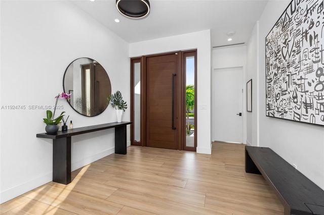 895 NE 76th St, Miami, FL 33138