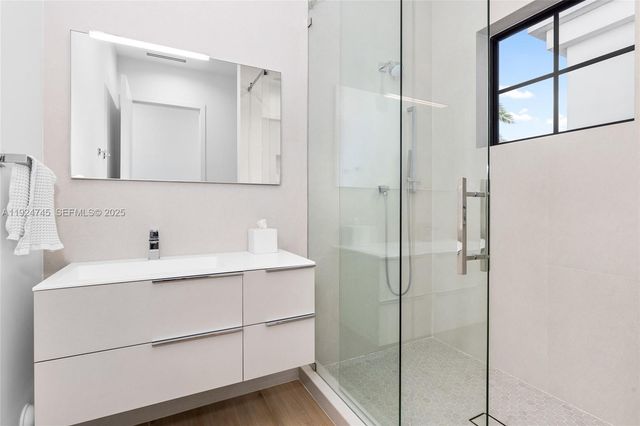 895 NE 76th St, Miami, FL 33138