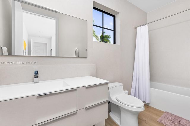 895 NE 76th St, Miami, FL 33138