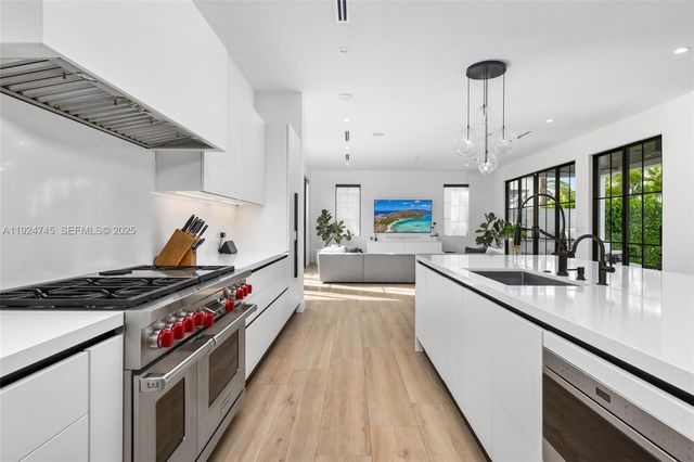 895 NE 76th St, Miami, FL 33138