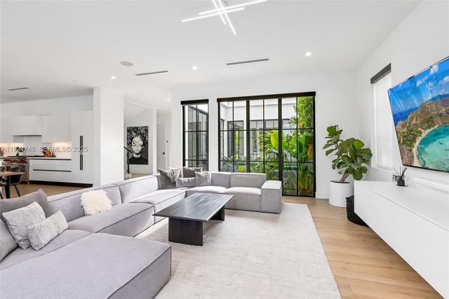 895 NE 76th St, Miami, FL 33138