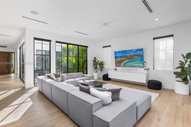 895 NE 76th St, Miami, FL 33138