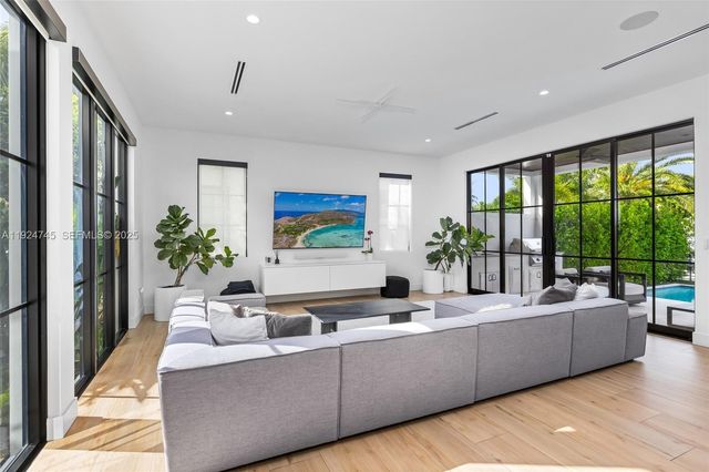 895 NE 76th St, Miami, FL 33138