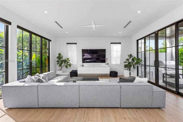 895 NE 76th St, Miami, FL 33138