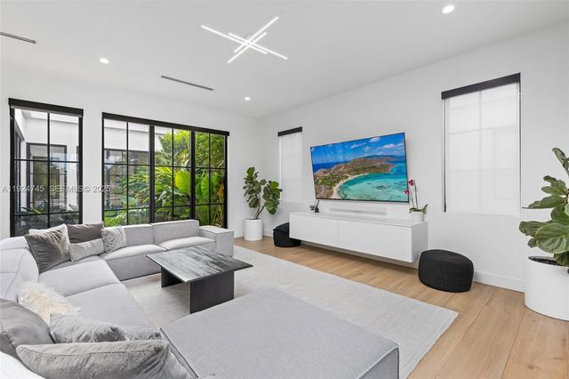 895 NE 76th St, Miami, FL 33138