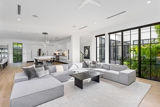 895 NE 76th St, Miami, FL 33138