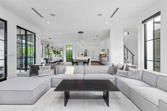 895 NE 76th St, Miami, FL 33138