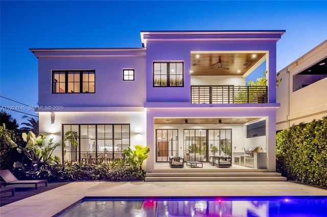 895 NE 76th St, Miami, FL 33138