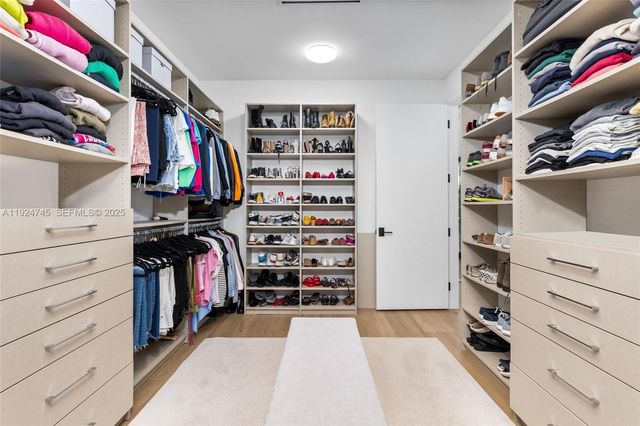 895 NE 76th St, Miami, FL 33138