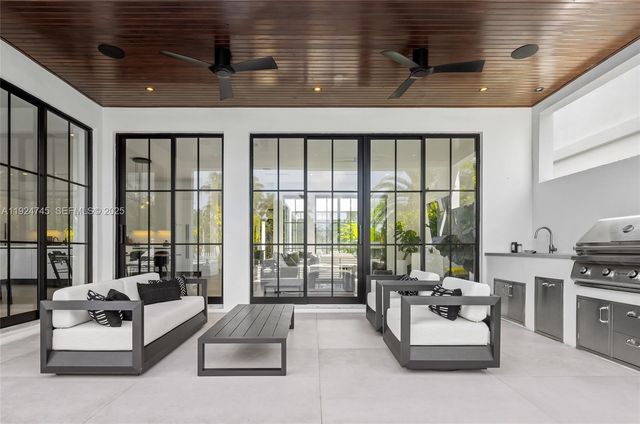 895 NE 76th St, Miami, FL 33138