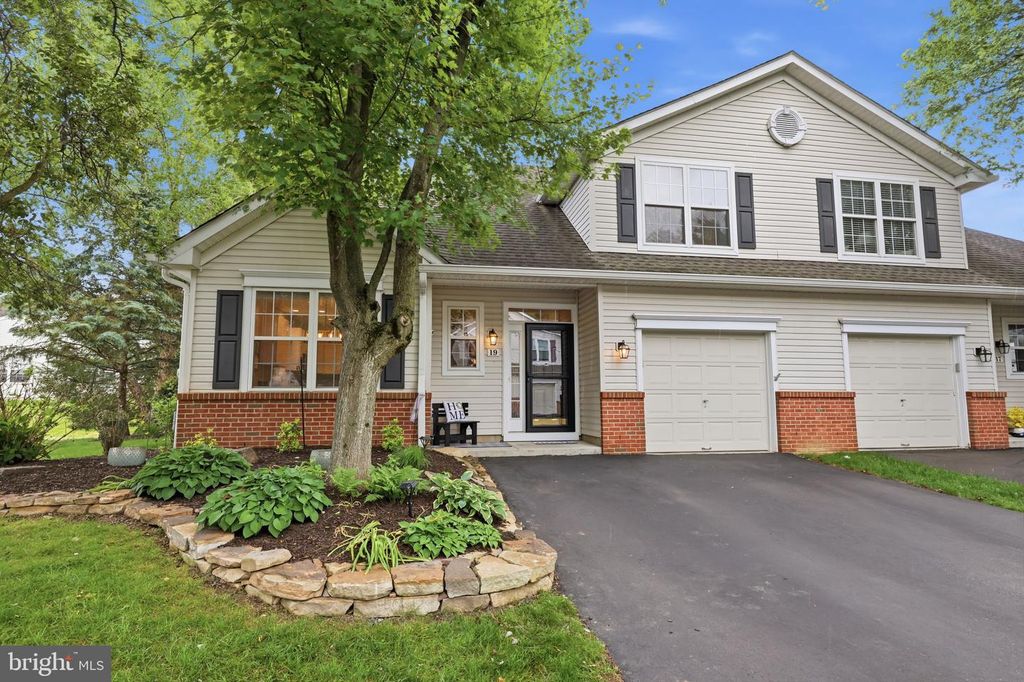 19 BLACK EYED SUSAN RD, Langhorne, PA 19047