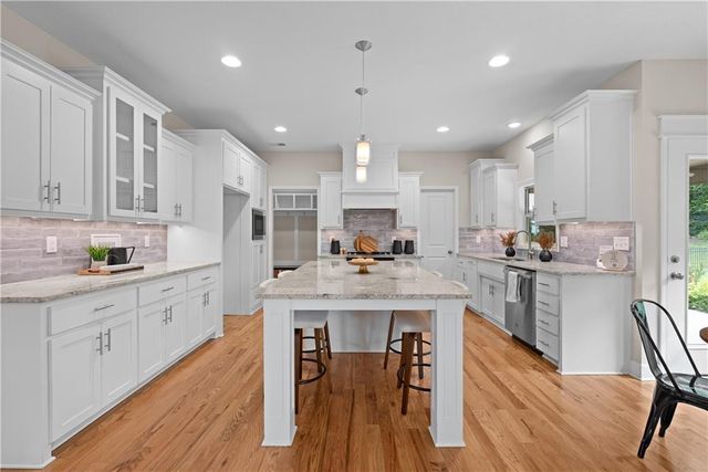 2911 SW Arthur Drive, Lee's Summit, MO 64082