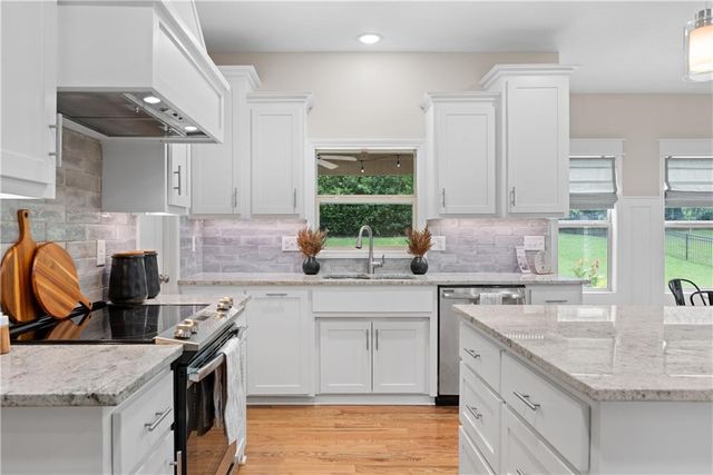2911 SW Arthur Drive, Lee's Summit, MO 64082