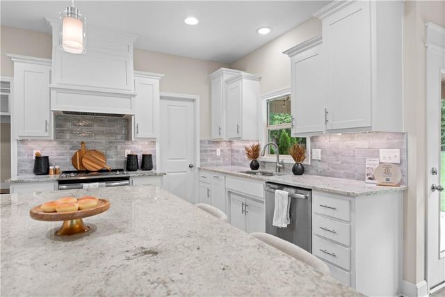 2911 SW Arthur Drive, Lee's Summit, MO 64082