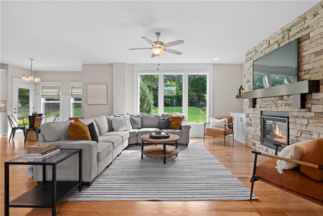 2911 SW Arthur Drive, Lee's Summit, MO 64082