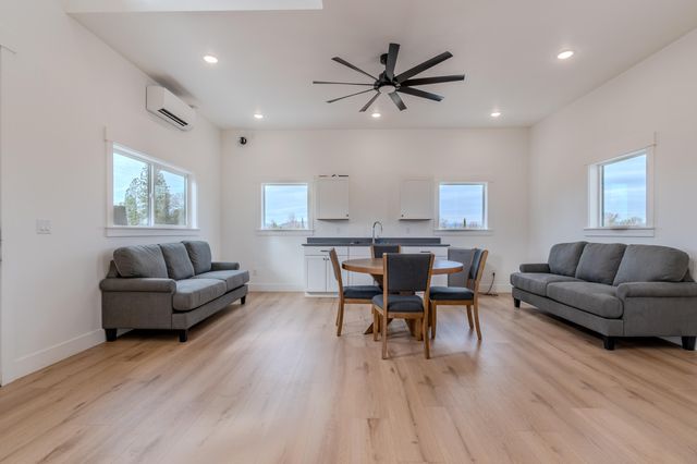 201 Bogey Lane, Eagle Point, OR 97524