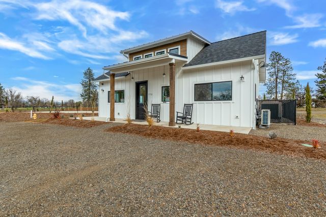 201 Bogey Lane, Eagle Point, OR 97524