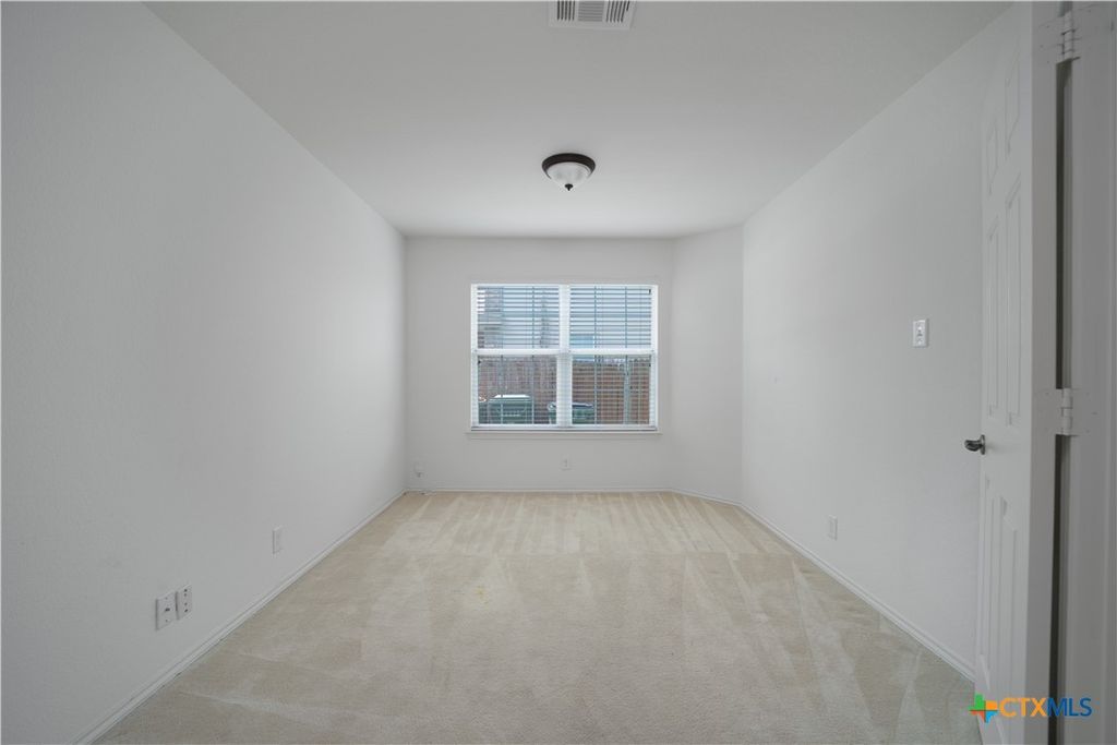 Image 7 of property listing at 180 Beech Drive, Kyle, TX 78640