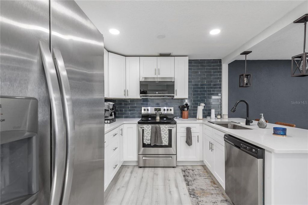 Image 16 of property listing at 806 E HAMILTON AVENUE, Tampa, FL 33604