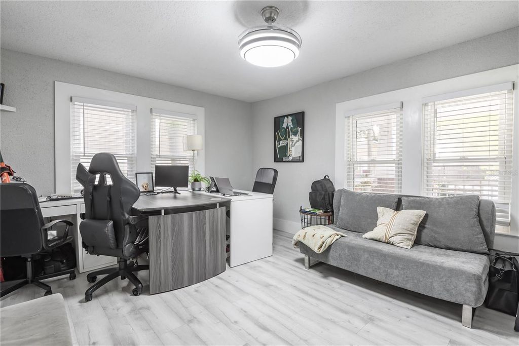 Image 25 of property listing at 806 E HAMILTON AVENUE, Tampa, FL 33604