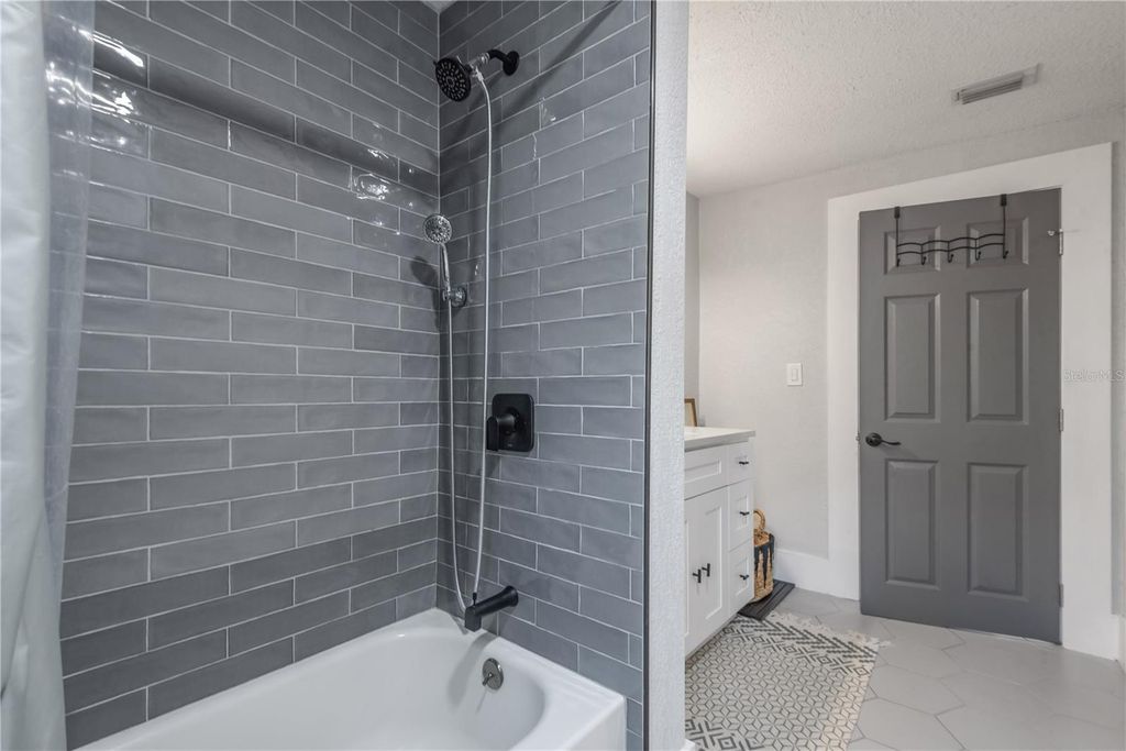 Image 28 of property listing at 806 E HAMILTON AVENUE, Tampa, FL 33604