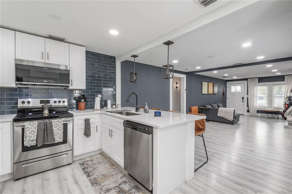 Image 10 of property listing at 806 E HAMILTON AVENUE, Tampa, FL 33604