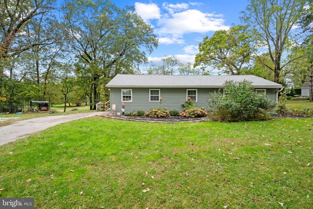 9377 HICKORY RD, New Park, PA 17352