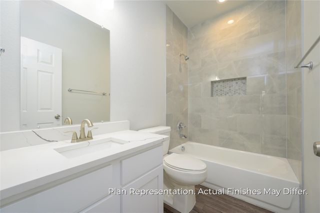 203 E Laura Avenue, Quinlan, TX 75474